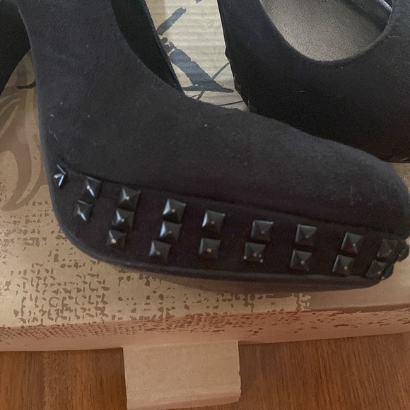Black studded heal - Picture 3 of 5